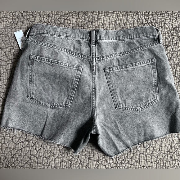 DISCOUNTED SHIPPING 📦 NWT- GAP denim shorts - Picture 3 of 6